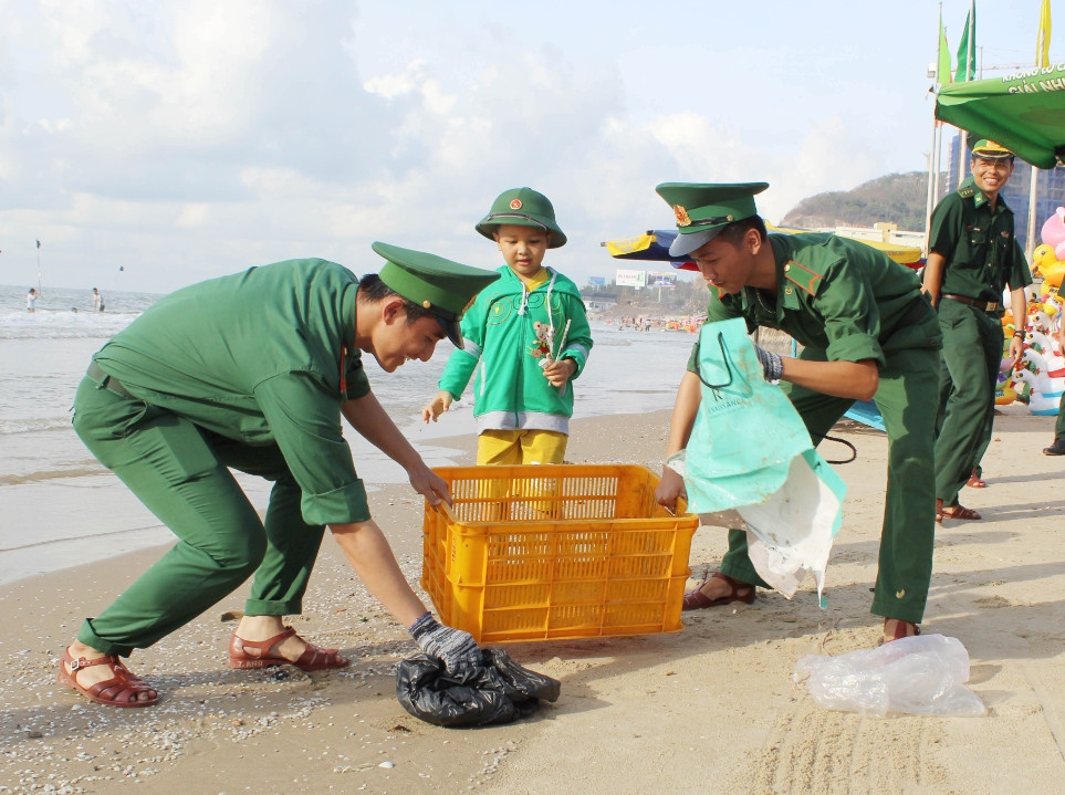 Cán bộ, chiến sĩ Bộ Chỉ huy BĐBP tỉnh thu gom rác tại bờ biển Bãi Sau.